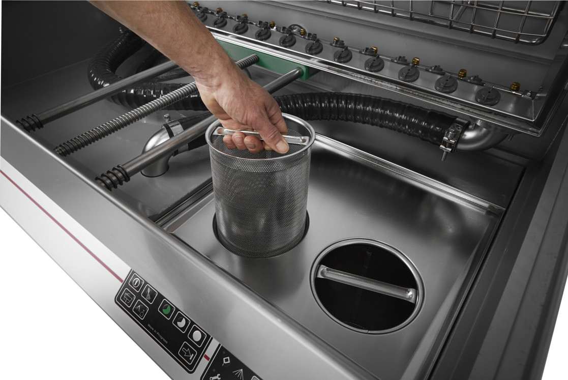 Filterbeholderen kan nemt tages op og tømmes efter behov, hvilket sikrer, at maskinens vaskevand forbliver rent – selv ved gentagne opvaske.