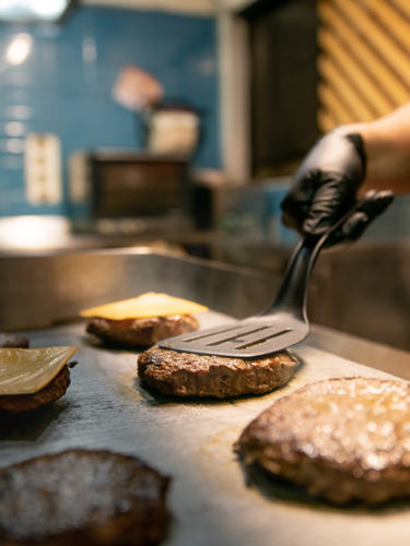Opnå en vandbesparelse på op til 80 % med en hætteopvasker fra JEROS.