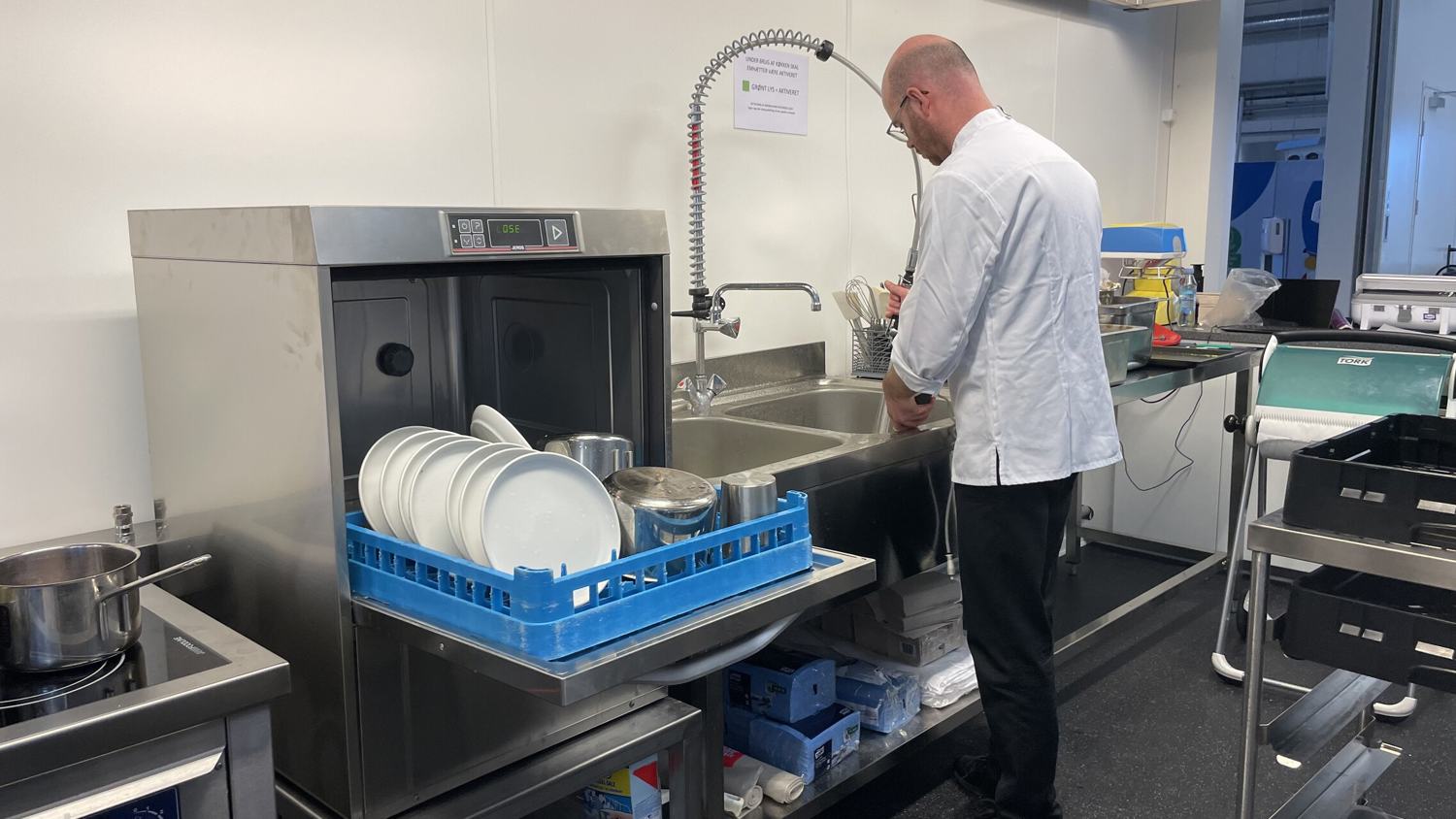 Kontakt os i dag for at høre mere om, hvordan JEROS' underbordsmaskine kan optimere din drift ⇨