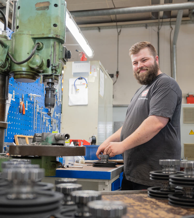 Watch the video and get an insight into Ricki’s approach to craftsmanship – and why JEROS is more than just a workplace ⇨