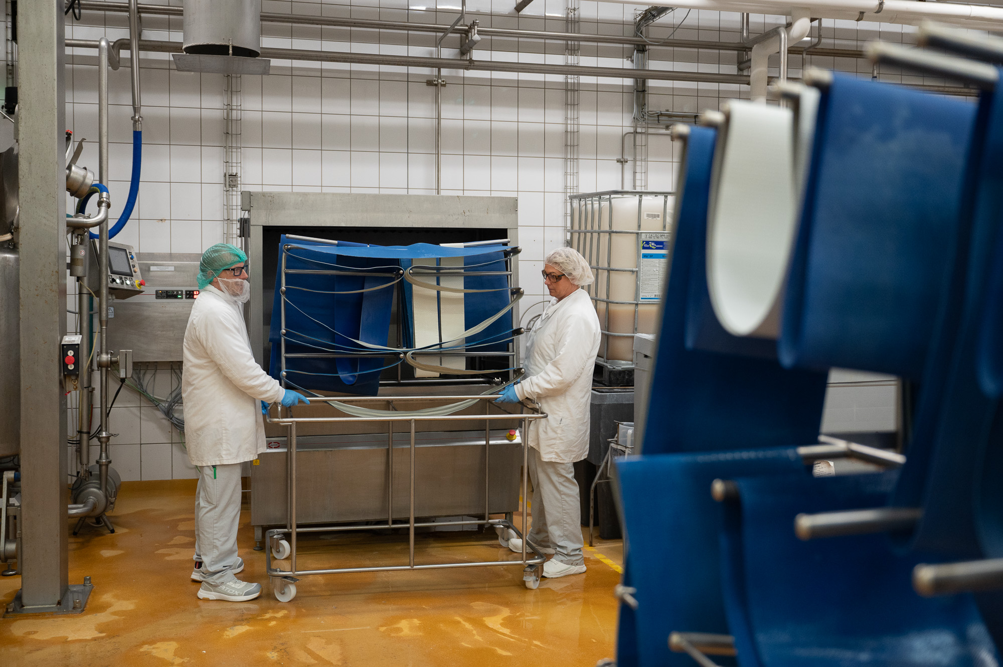 Get an insight into how a tailor-made hygiene solution for dairies is designed and built - The JEROS ACE-system.