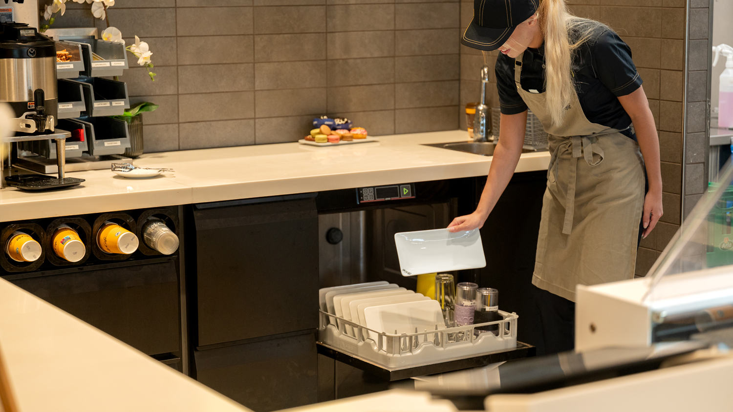 Kontakt os i dag for at høre mere om, hvordan JEROS' underbordsmaskine kan optimere din drift ⇨