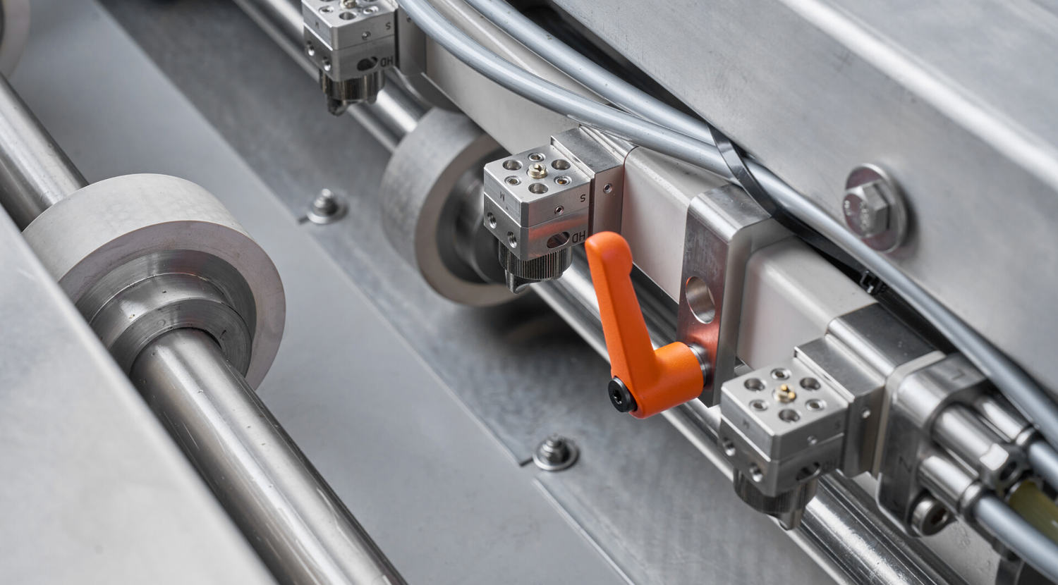 Trays are cleaned with the baking side up, allowing them to be immediately used without turning.